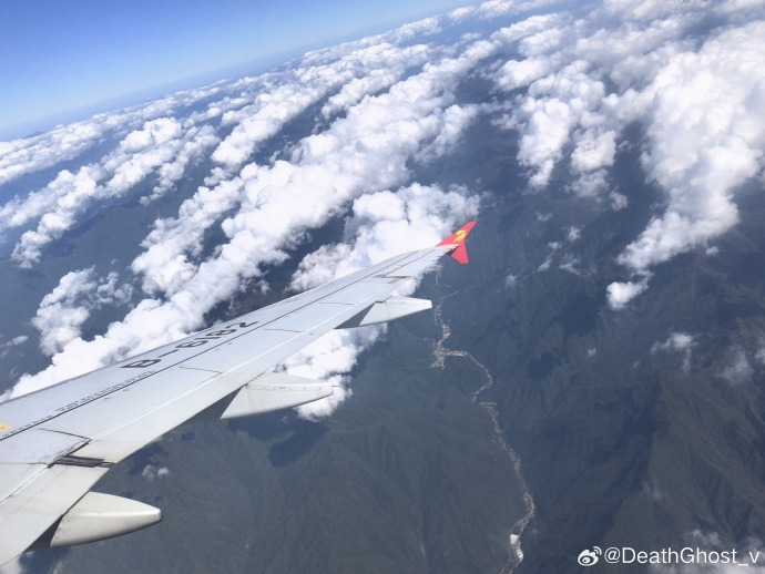 这个山⛰️衬底显得云☁️很立体 ​